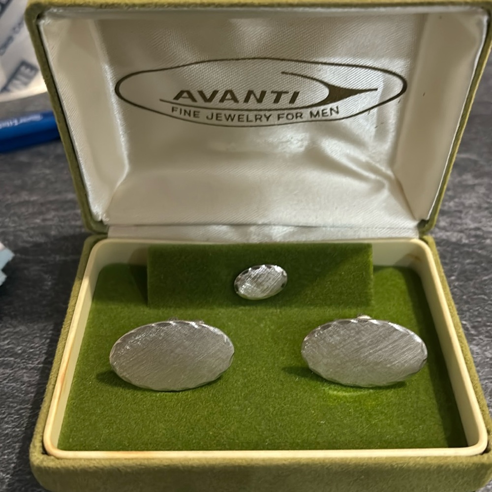 Vintage Avanti men’s cufflinks and stud